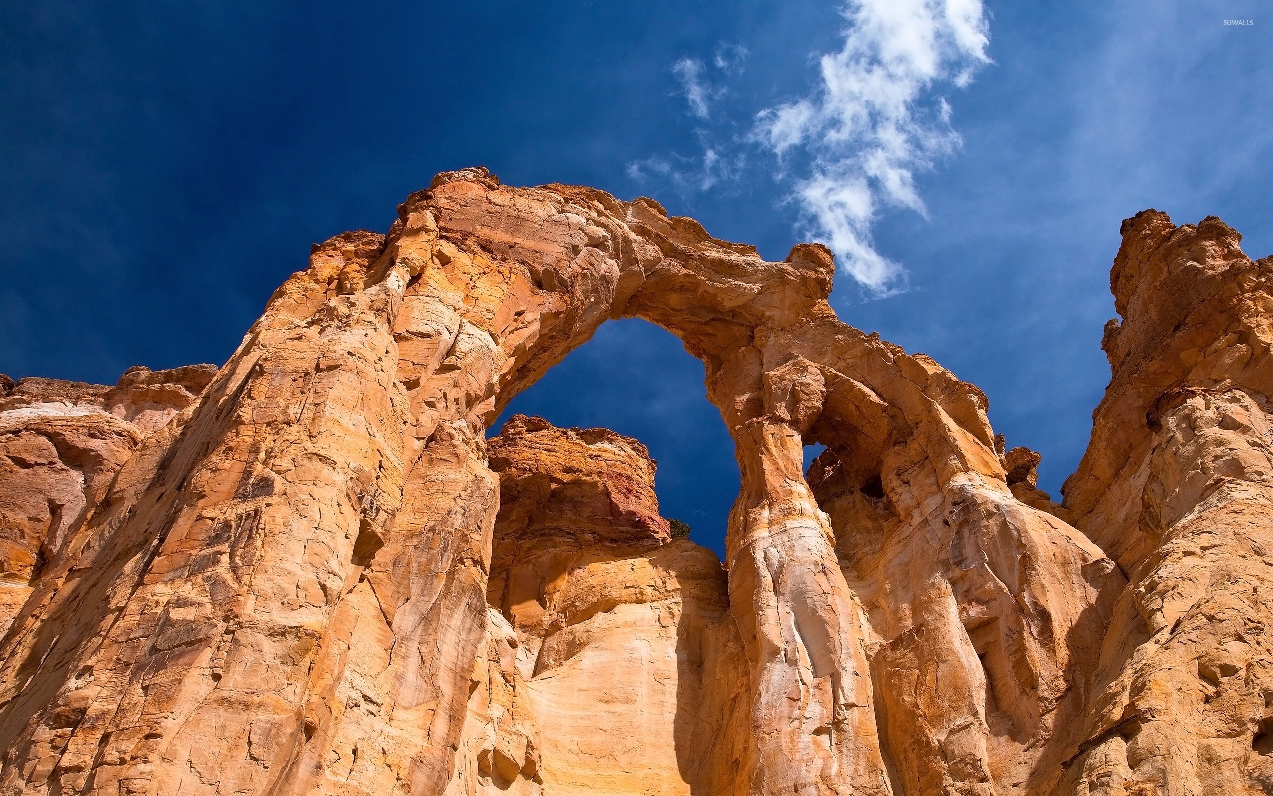 Rusty Rocky Arch In Arches National Park Wallpaper 2560x1600