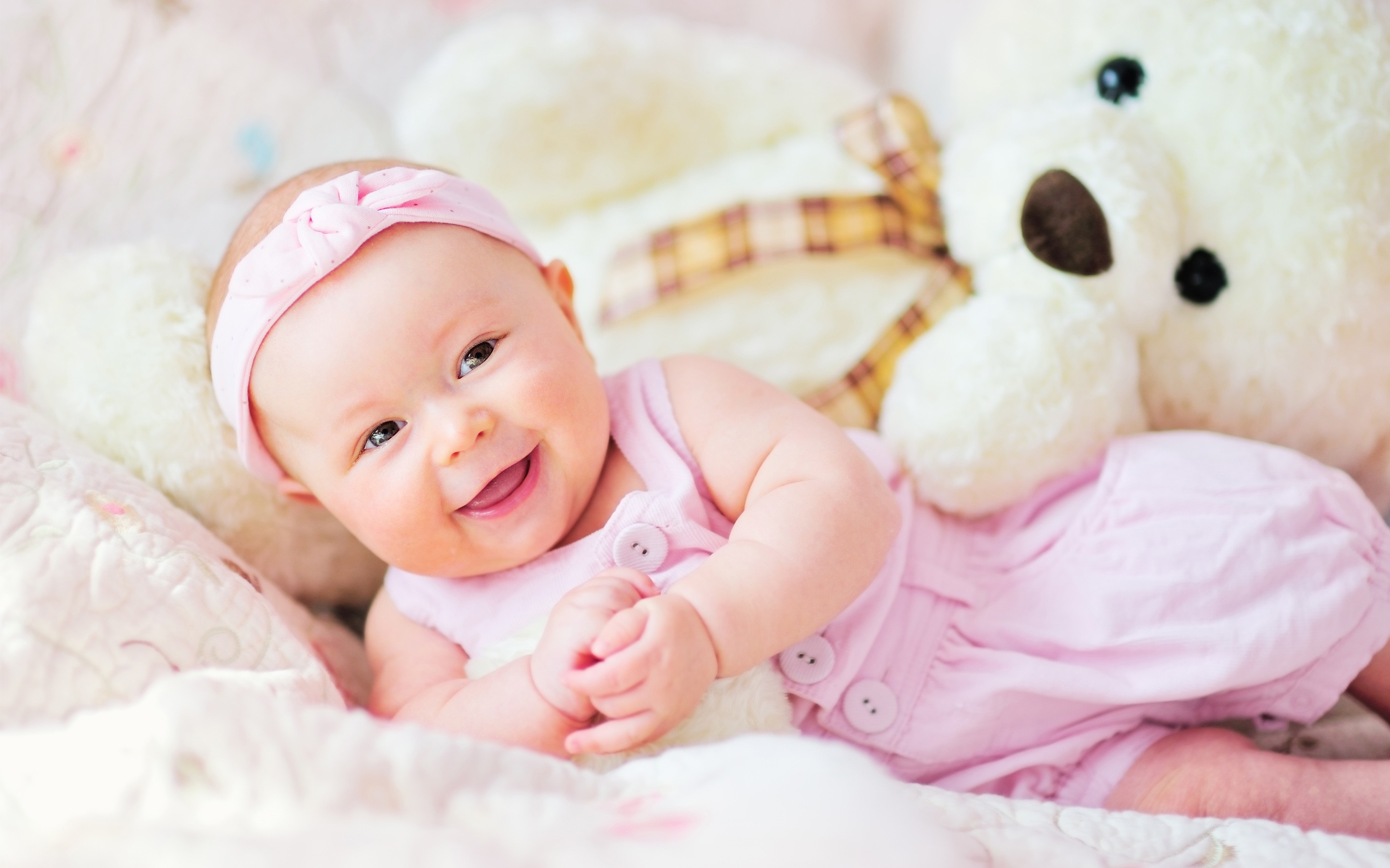 Cute Baby With Teddy Bear 2880x1800