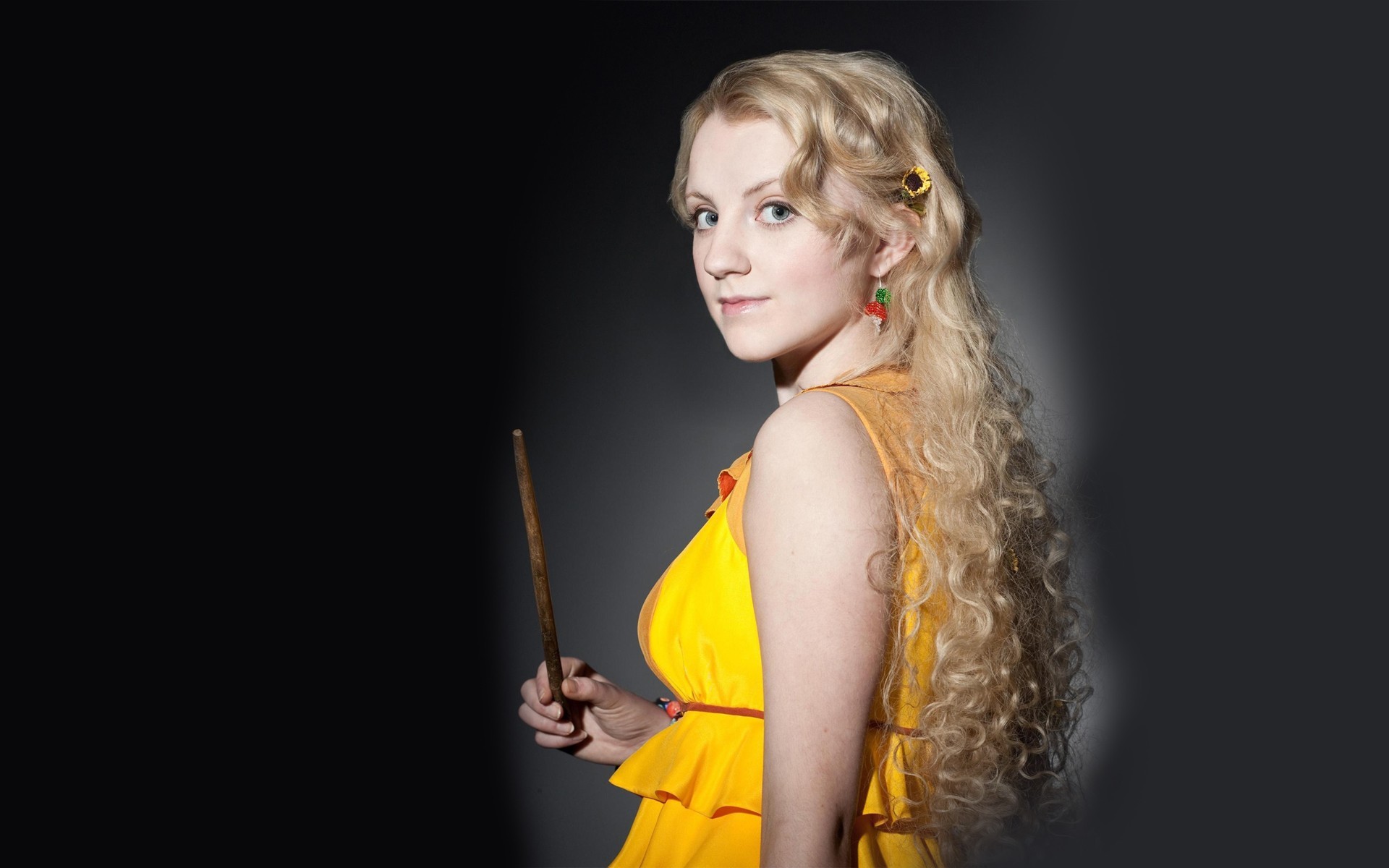Evanna Lynch Yellow Dress Harry Potter Luna Lovegood Looking Back Blonde Wallpapers Hd Desktop And Mobile Backgrounds 1920x1200